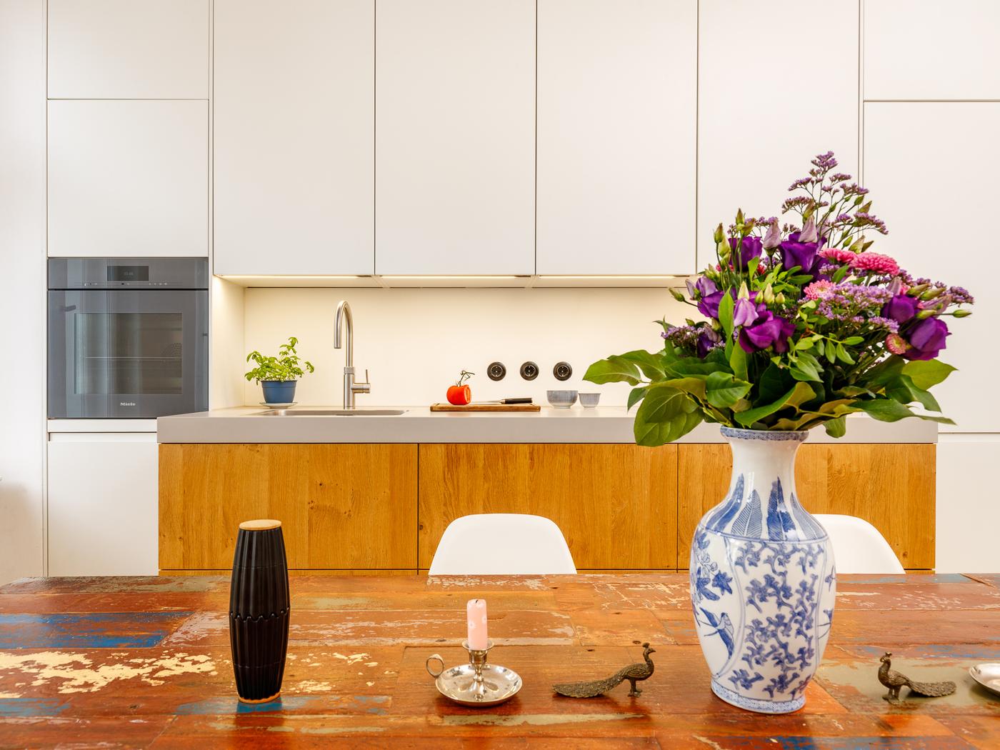 Luxus-Einbauküche mit Kombi-Dampfgarer, Induktionsherd mit Plasmafilter & Arbeitsplatte aus Feinsteinzeug Luxus-Einbauküche mit Kombi-Dampfgarer, Induktionsherd mit Plasmafilter & Arbeitsplatte aus Feinsteinzeug