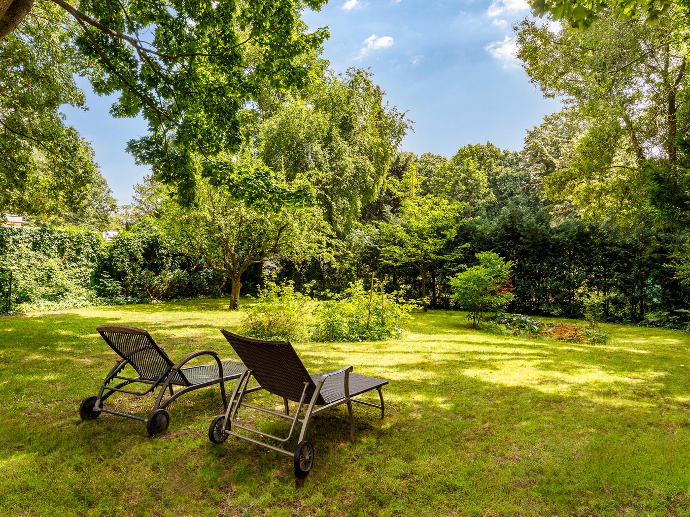 Idyllischer Privatgarten mit Blick aufs Wasser Idyllischer Privatgarten mit Blick aufs Wasser