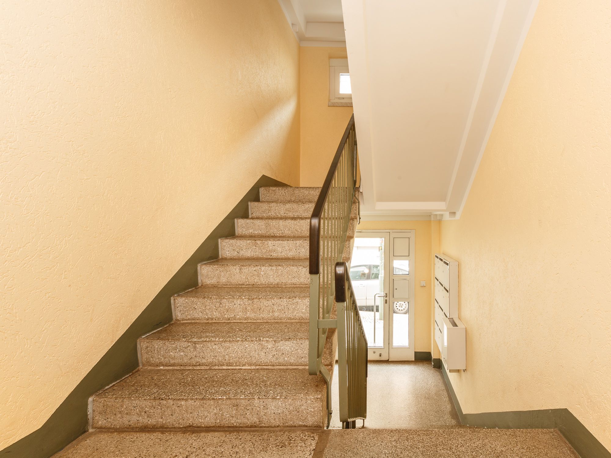 Gepflegtes Treppenhaus mit Natursteinboden 