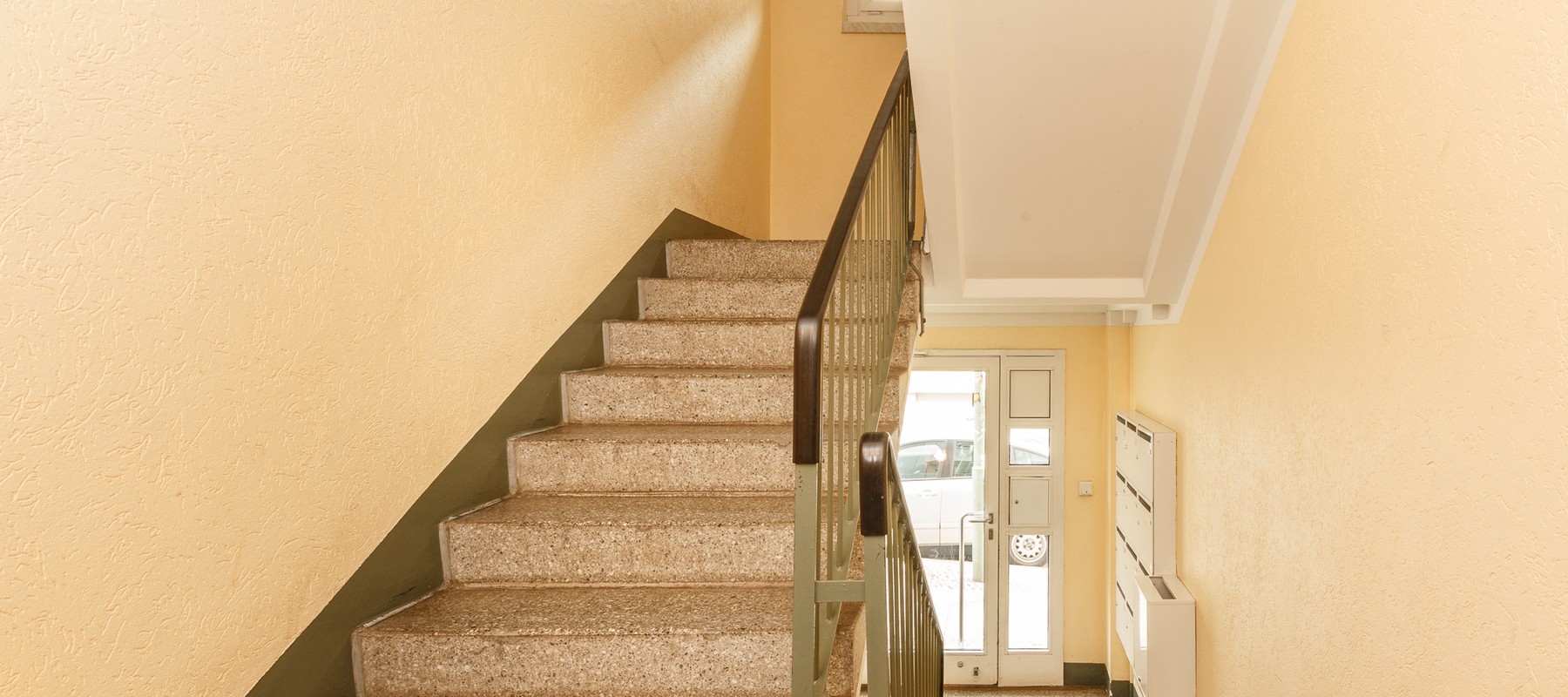 Gepflegtes Treppenhaus mit Natursteinboden Gepflegtes Treppenhaus mit Natursteinboden