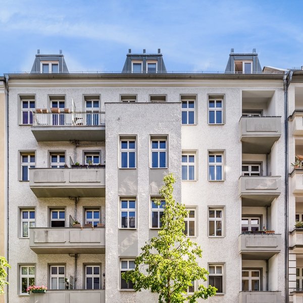 Fassade Mehrfamilienhaus Balkone Altbau