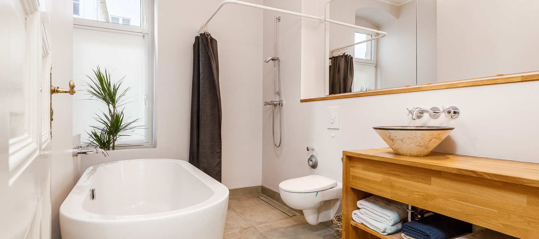 Tagesbelichtetes Bad mit Wanne und bodentiefer Dusche Tagesbelichtetes Bad mit Wanne und bodentiefer Dusche