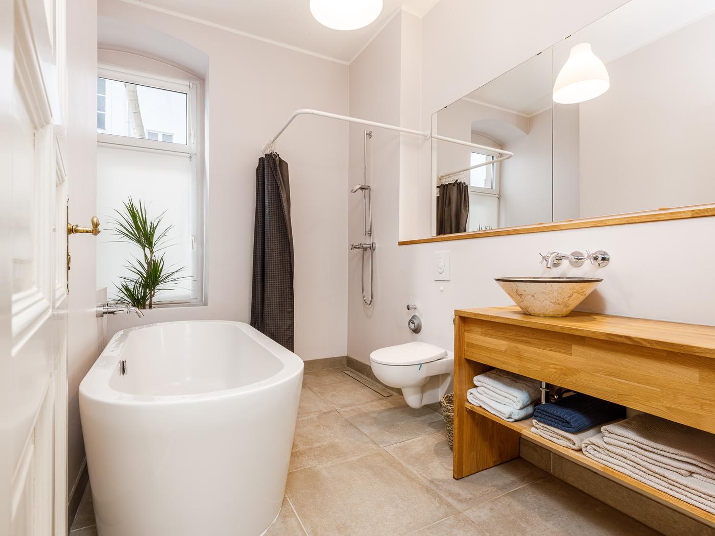 Tagesbelichtetes Bad mit Wanne und bodentiefer Dusche Tagesbelichtetes Bad mit Wanne und bodentiefer Dusche