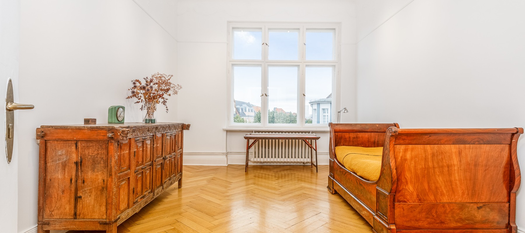 Stately apartment in an old building with separate living quarters, within walking distance of Bayerischer Platz