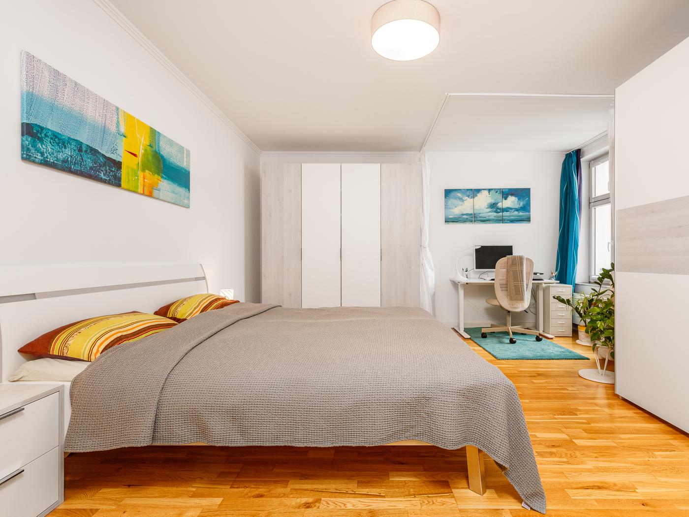 Schlafzimmer mit Arbeitsbereich Schlafzimmer mit Arbeitsbereich