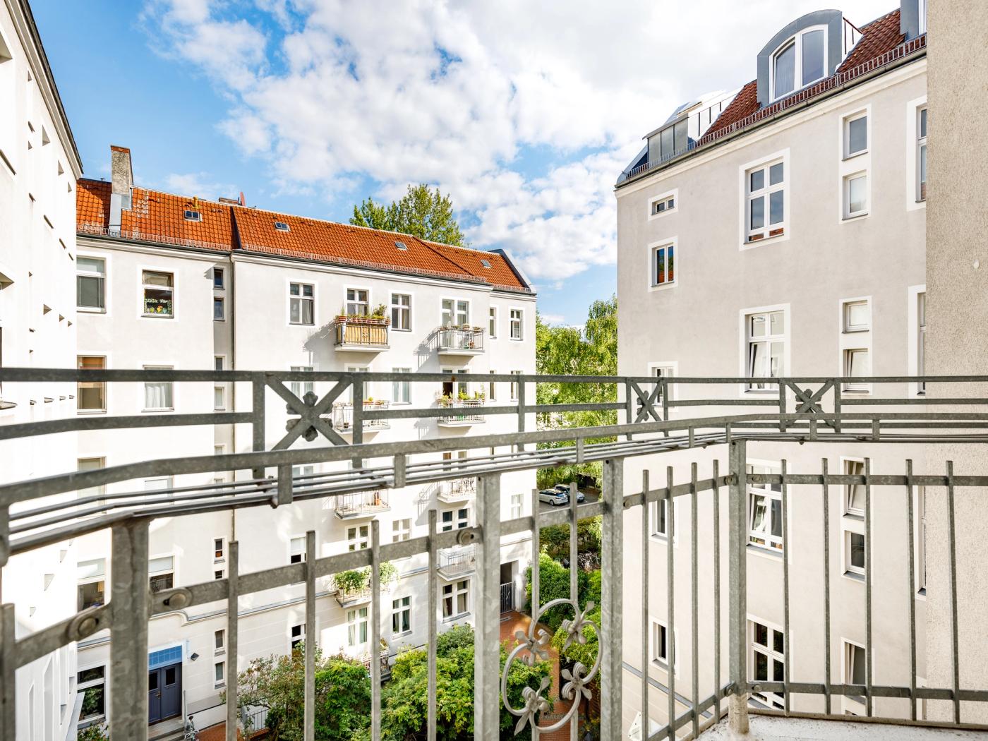 Kleiner Südwest-Balkon zum Innenhof  Kleiner Südwest-Balkon zum Innenhof
