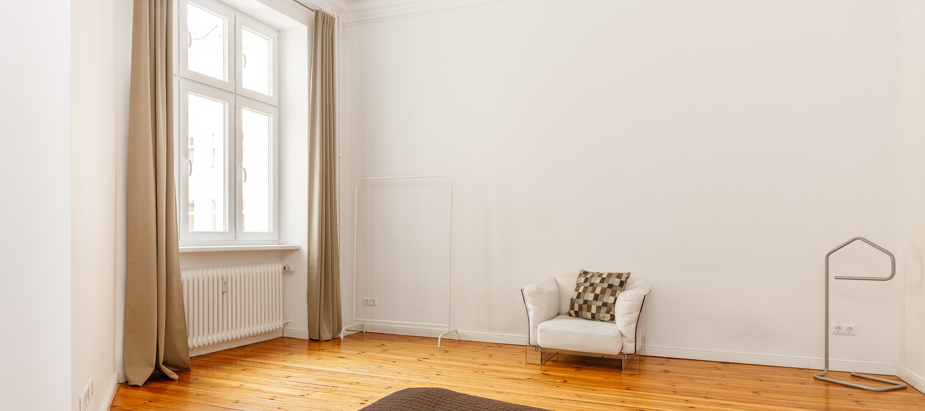 Master bedroom overlooking the inner courtyard Master bedroom overlooking the inner courtyard