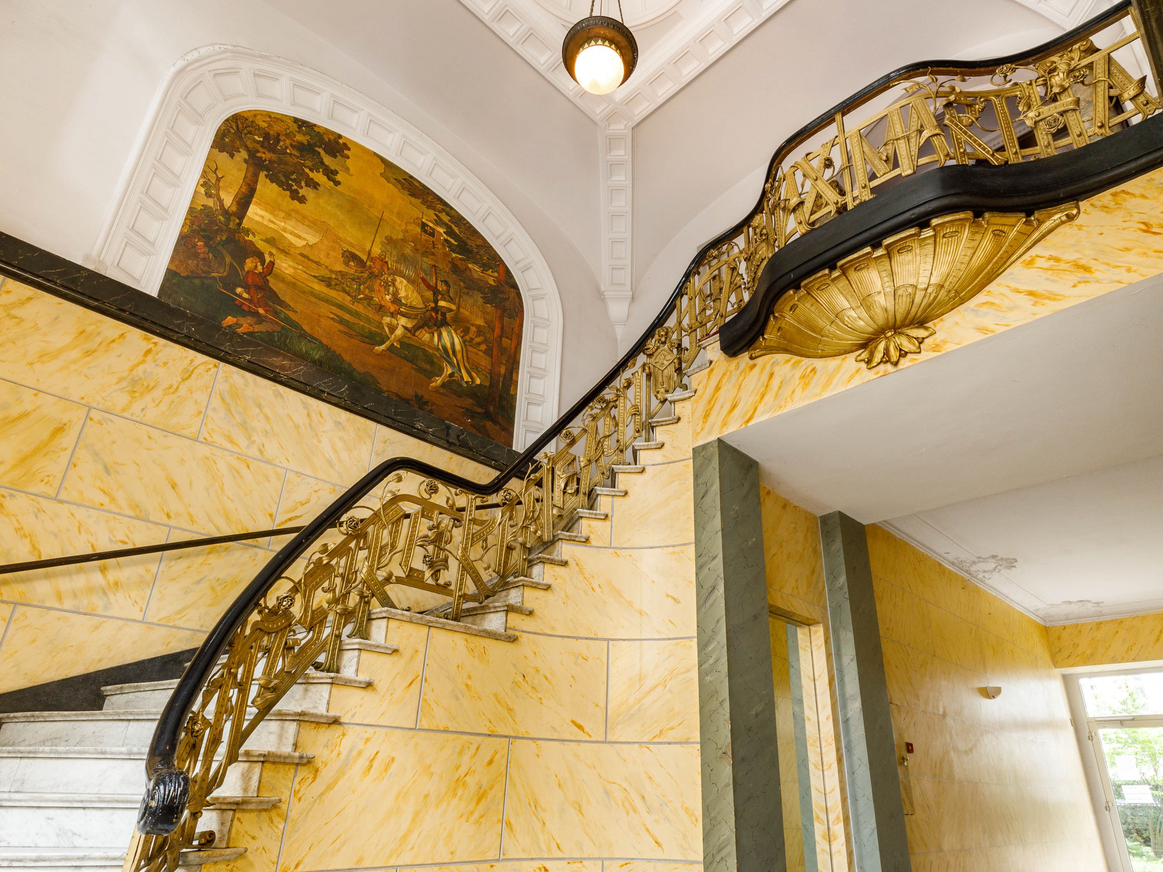 Imposantes Entrée mit künstlerischen Stilelemente 