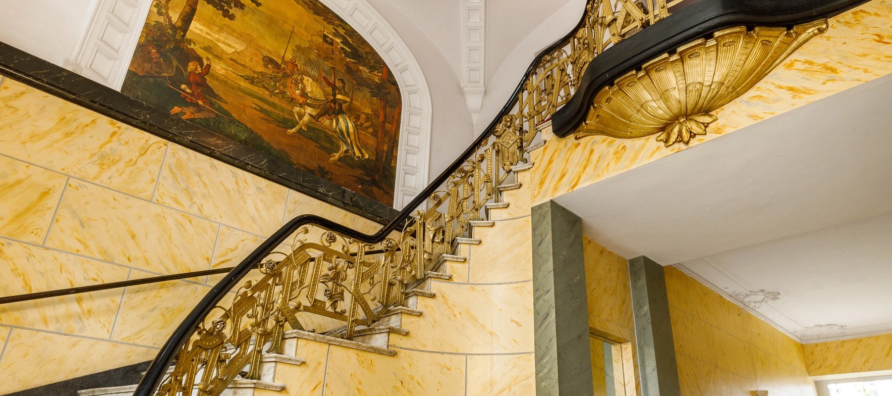 Imposantes Entrée mit künstlerischen Stilelemente Imposantes Entrée mit künstlerischen Stilelemente