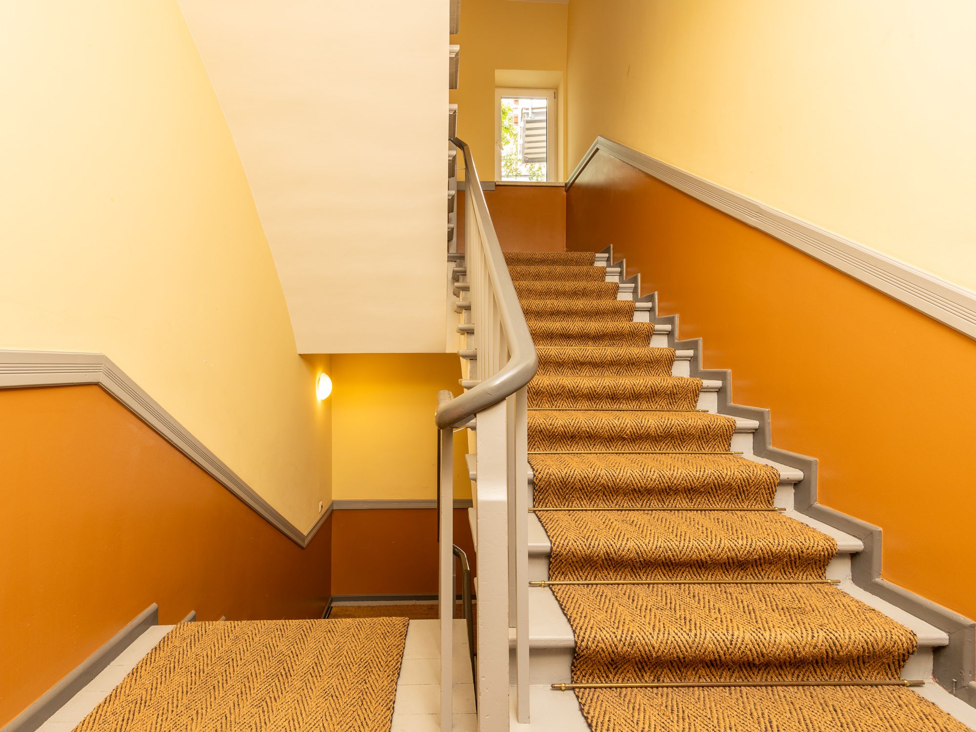 Treppenhaus mit Sisal-Teppich 