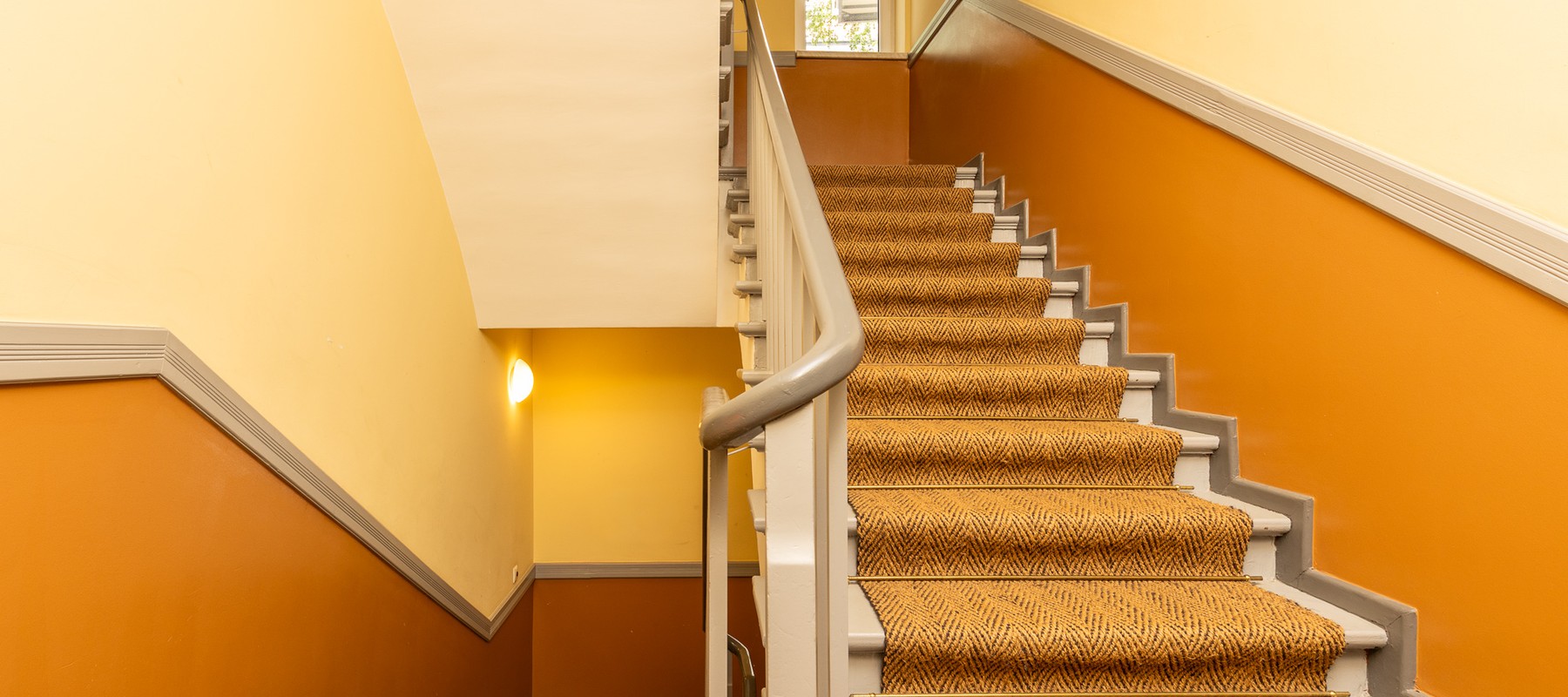 Treppenhaus mit Sisal-Teppich Treppenhaus mit Sisal-Teppich