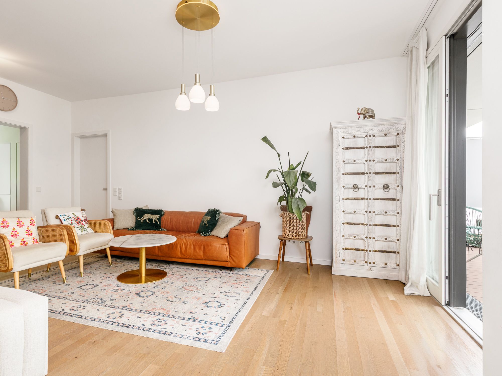 Wohnzimmer mit großer Terrasse 