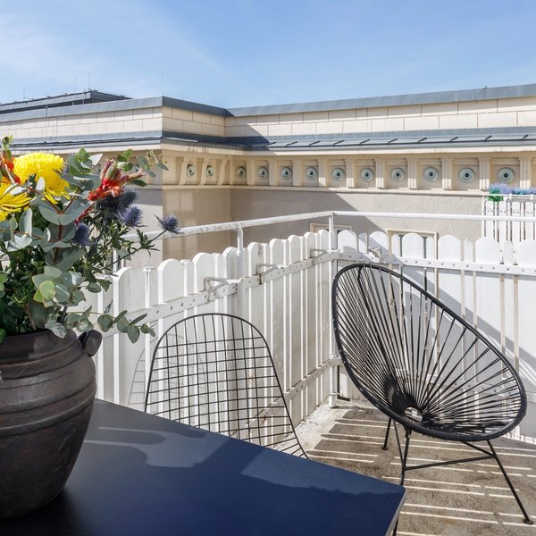 Balkon Dachblick Sitzmöbel Blumentopf