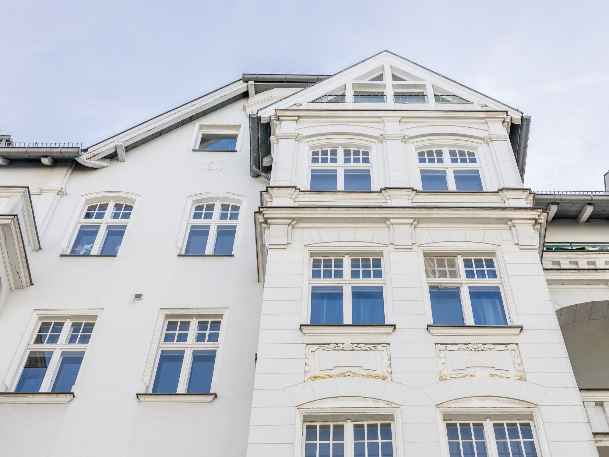 Imposanter Stuck-Altbau im Akazienkiez 