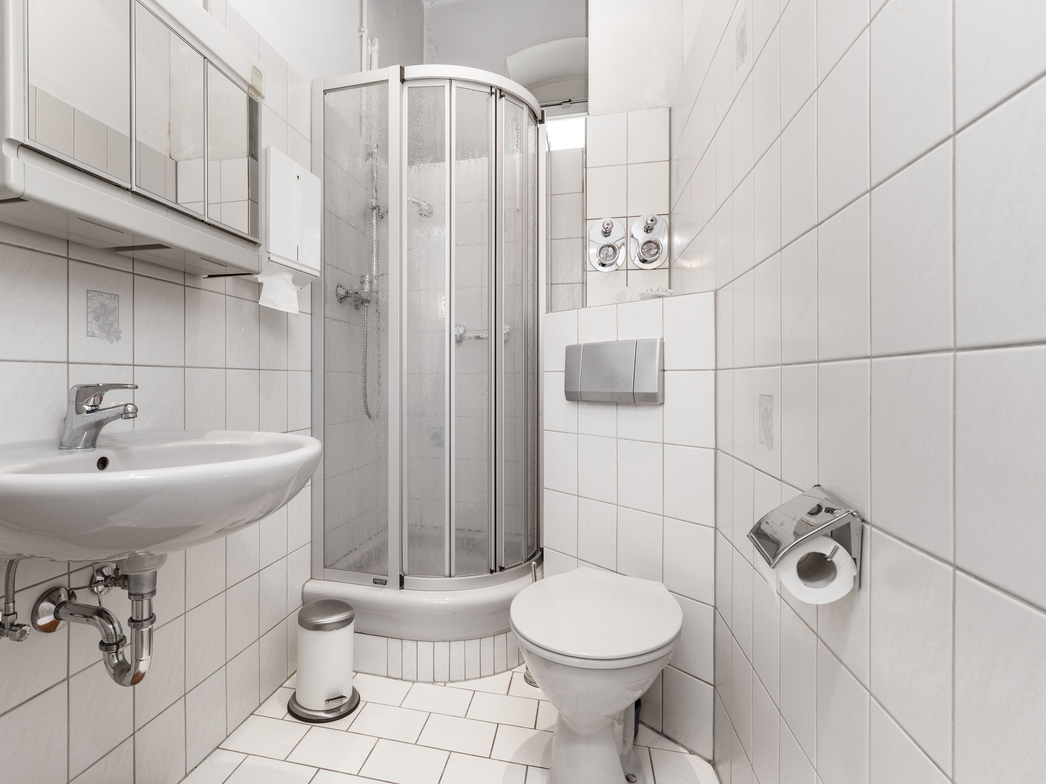 Gepflegtes Duschbad mit Fenster zum Innenhof