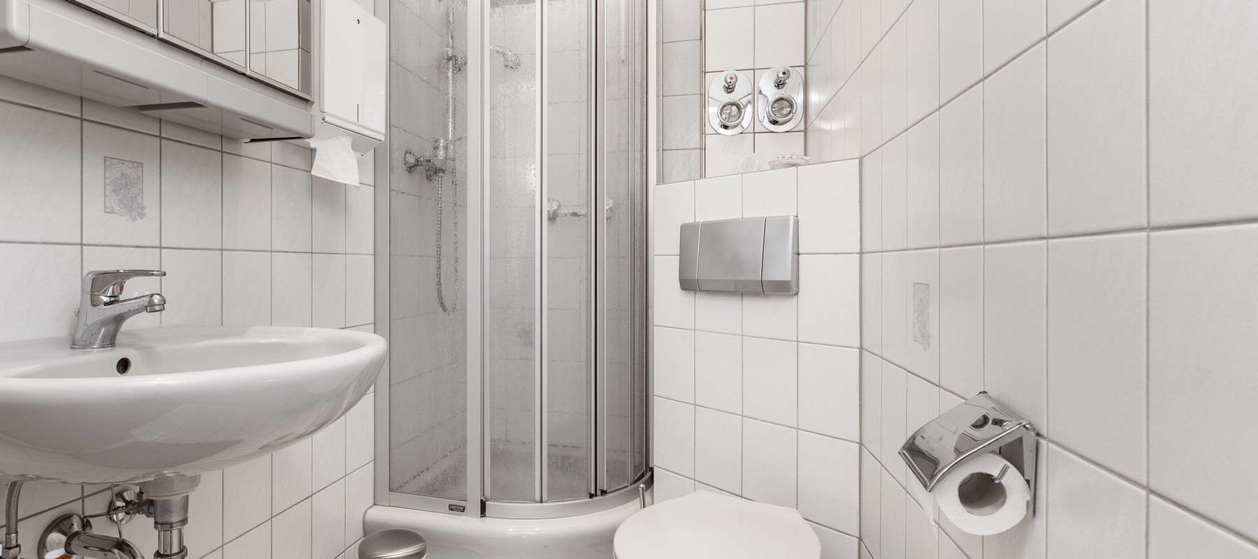 Gepflegtes Duschbad mit Fenster zum Innenhof Gepflegtes Duschbad mit Fenster zum Innenhof