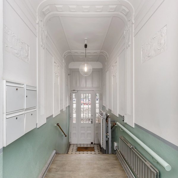 Treppenhaus Stuckdecke Altbautür Handlauf