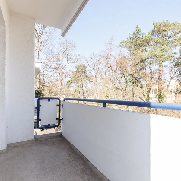 Balkon Brüstung Ausblick Bäume Himmel