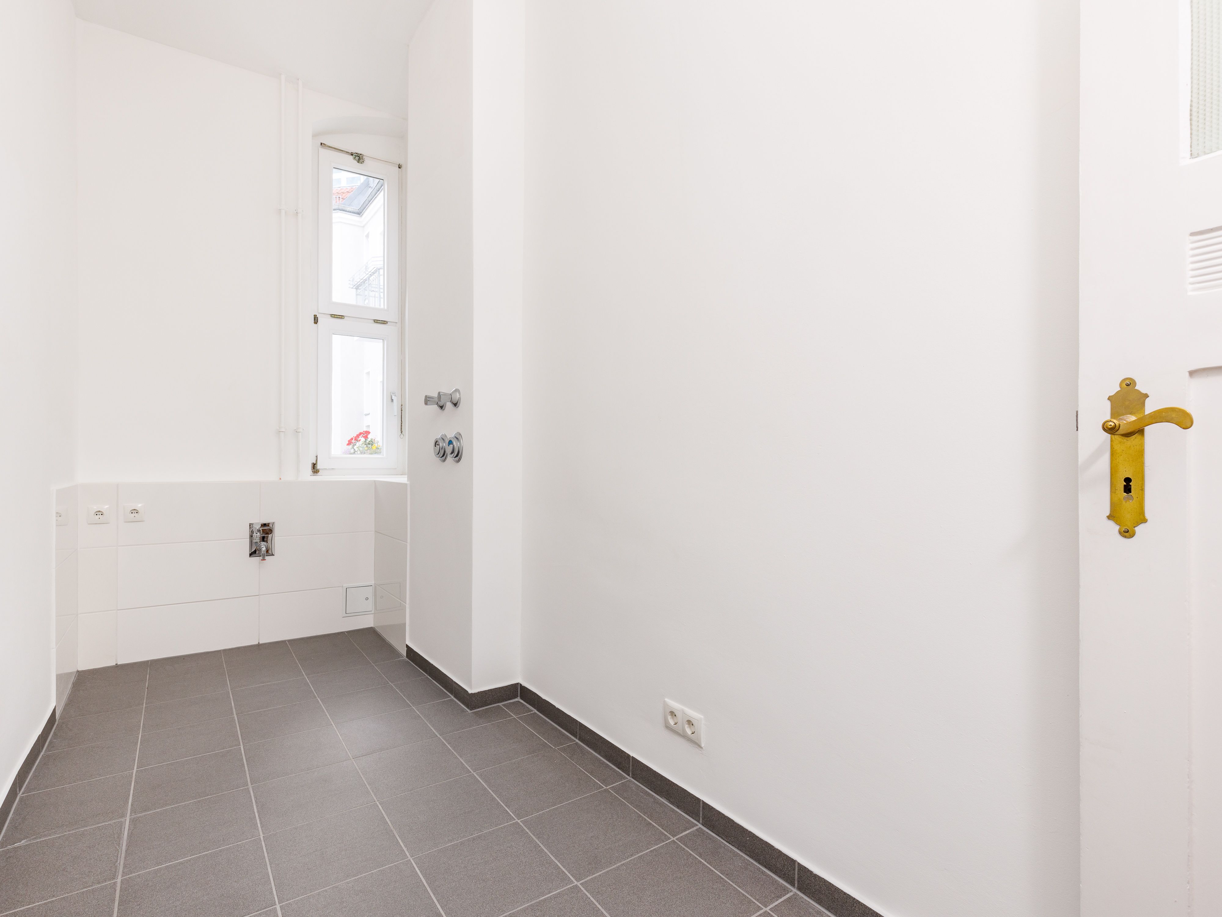 Hauswirtschaftsraum mit Waschmaschinenanschluss