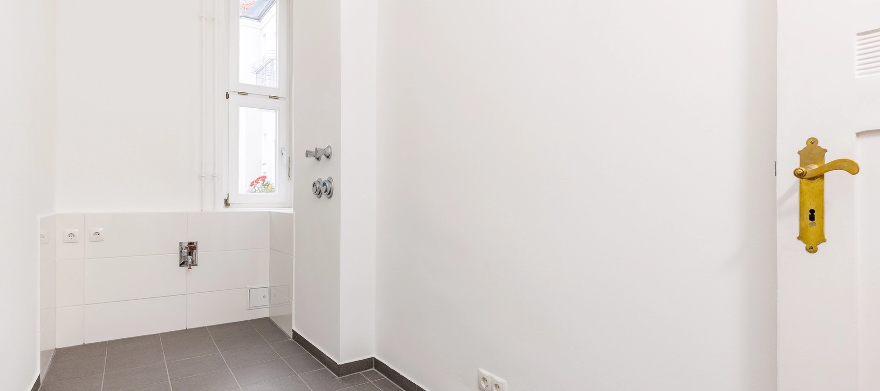 Hauswirtschaftsraum mit Waschmaschinenanschluss Hauswirtschaftsraum mit Waschmaschinenanschluss