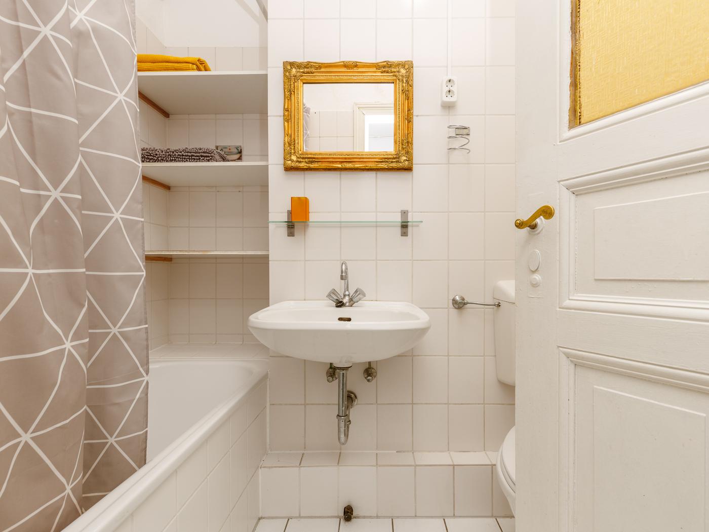 Gepflegtes Bad mit Wanne und Hänge-WC Gepflegtes Bad mit Wanne und Hänge-WC