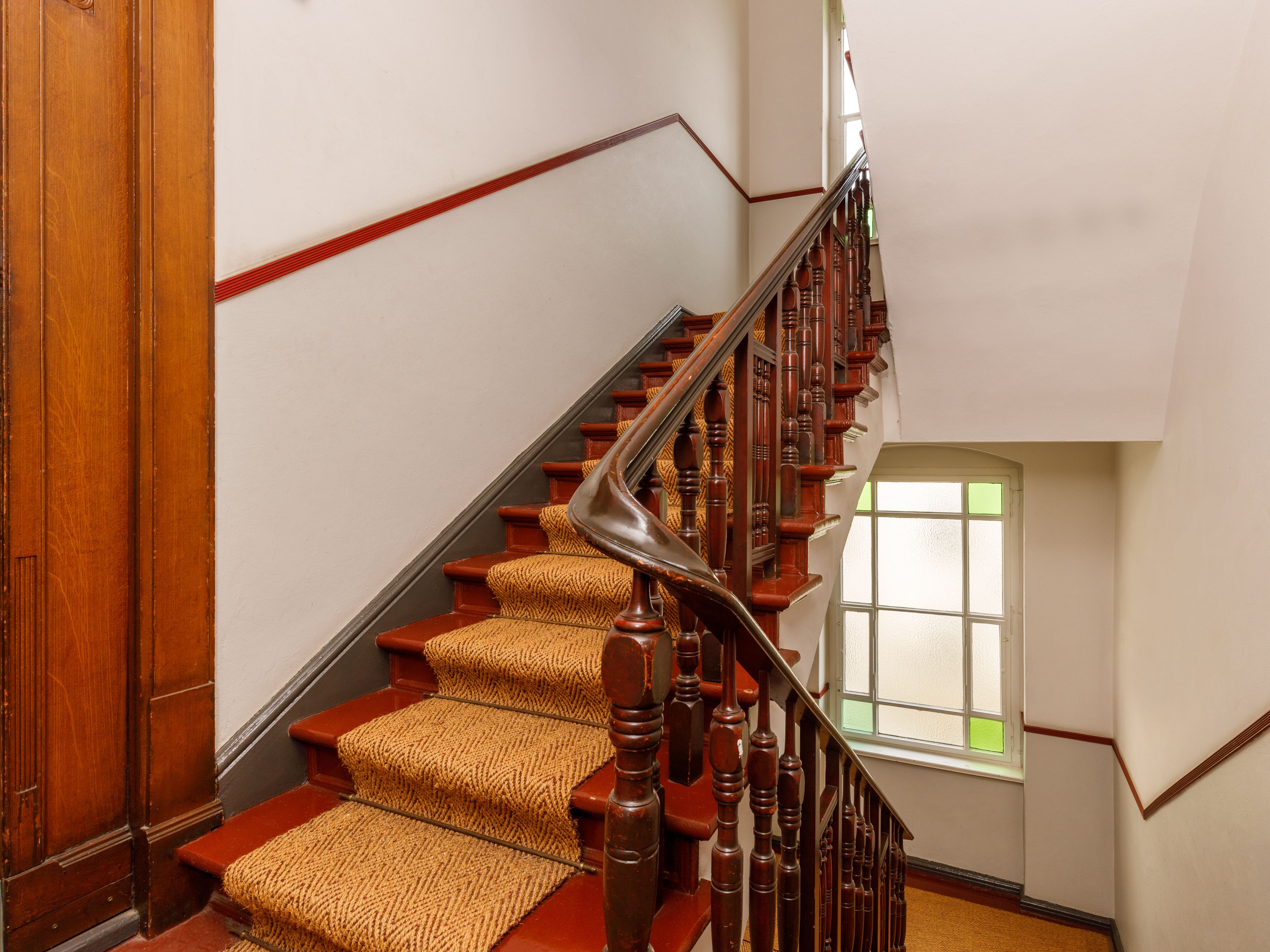 Klassisches Treppenhaus im historischen Stil 