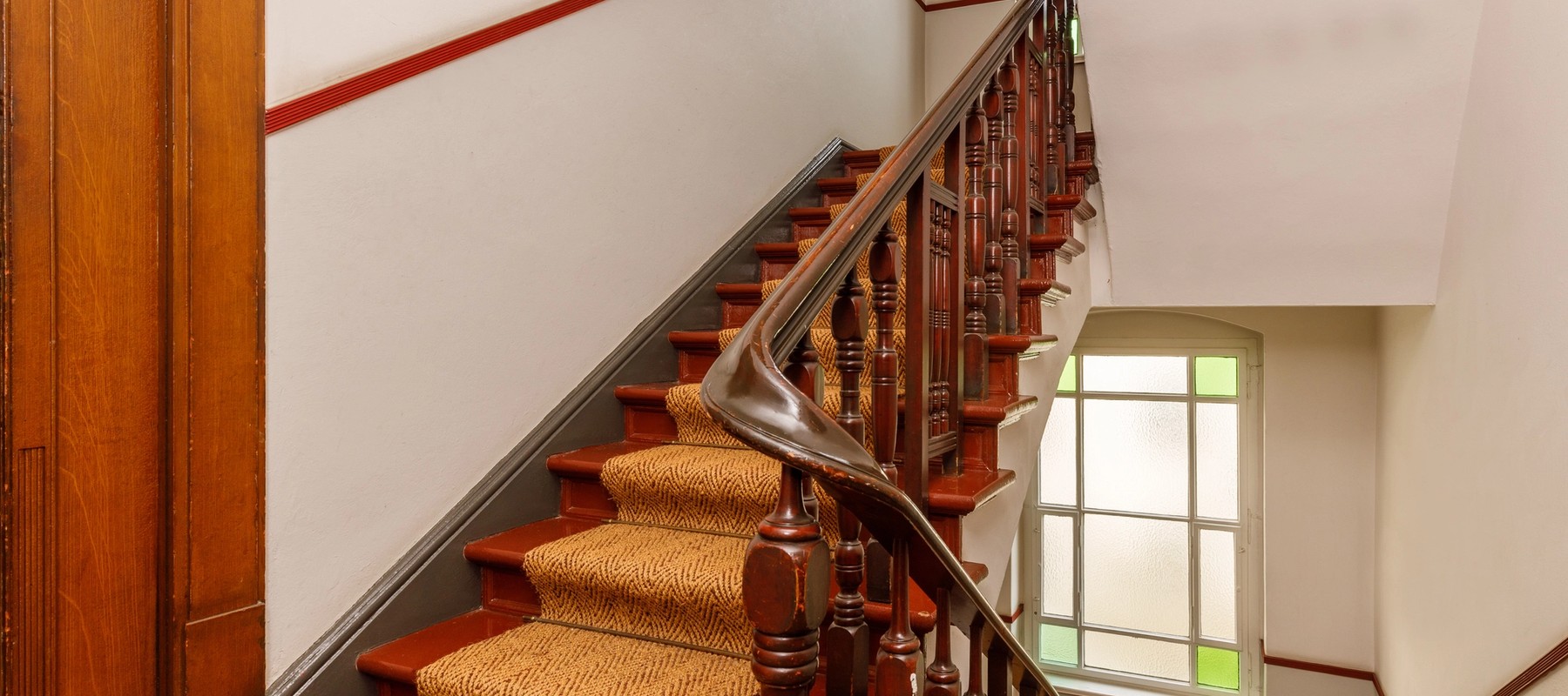 Klassisches Treppenhaus im historischen Stil Klassisches Treppenhaus im historischen Stil