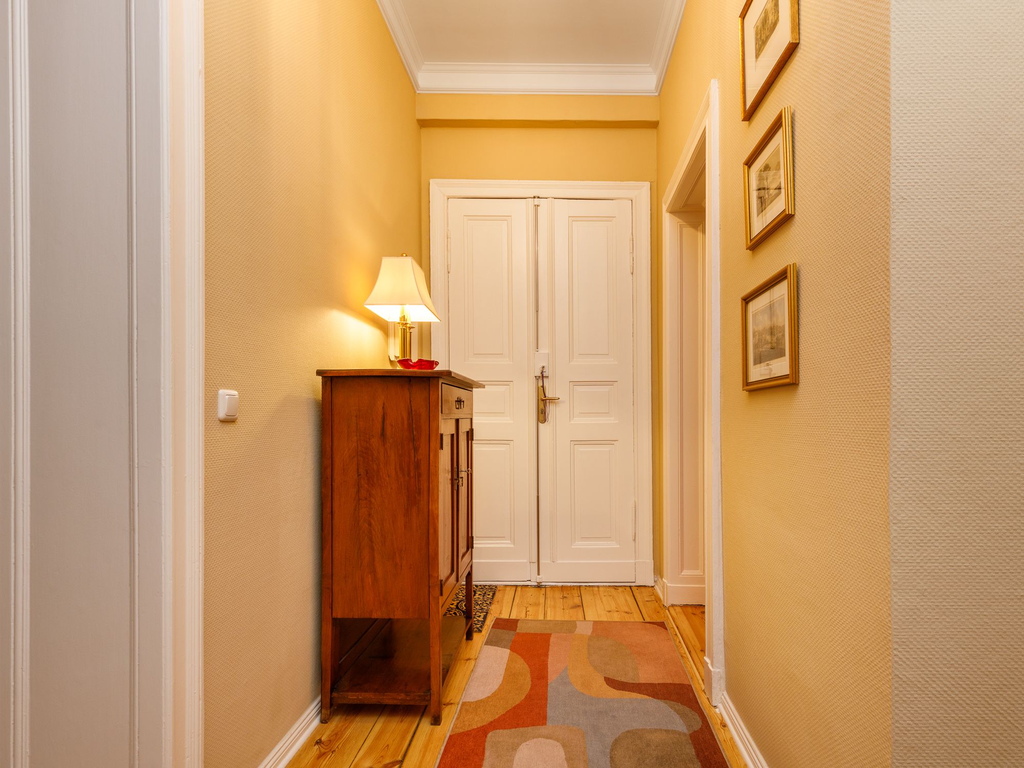 Eingangsbereich mit 3-Punkt-Sicherheitstür 