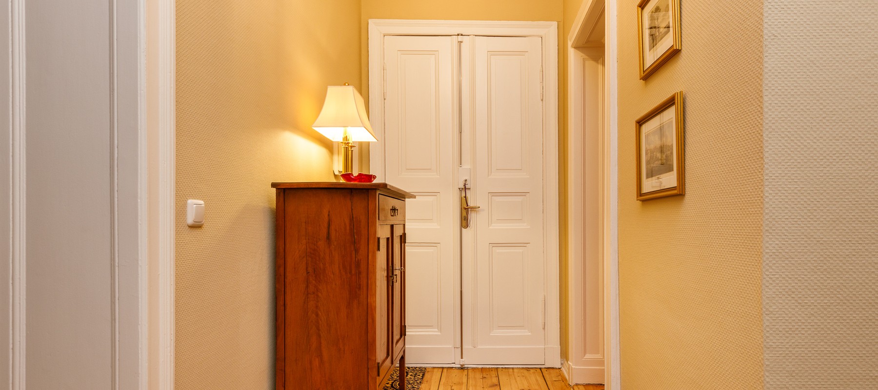 Eingangsbereich mit 3-Punkt-Sicherheitstür Eingangsbereich mit 3-Punkt-Sicherheitstür