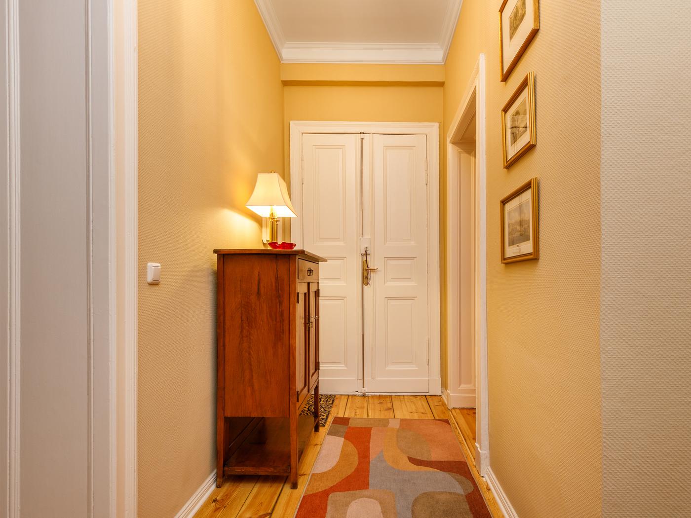 Eingangsbereich mit 3-Punkt-Sicherheitstür Eingangsbereich mit 3-Punkt-Sicherheitstür