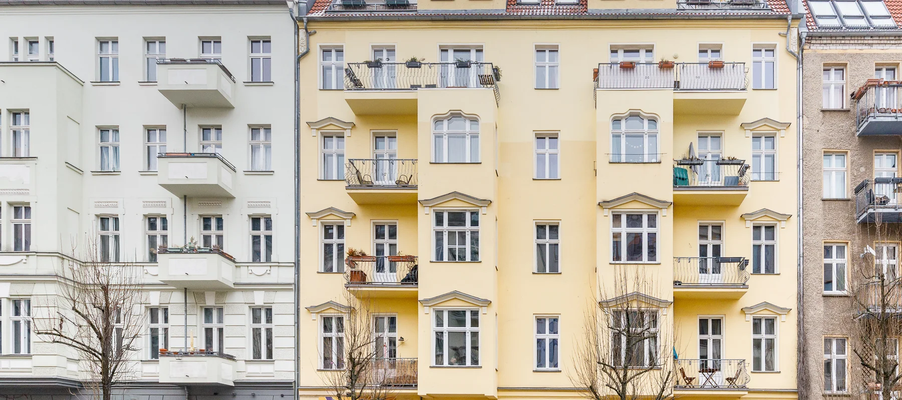 A Bright Period Apartment with Historic Details and a Sunlit Balcony in the Heart of Winsviertel