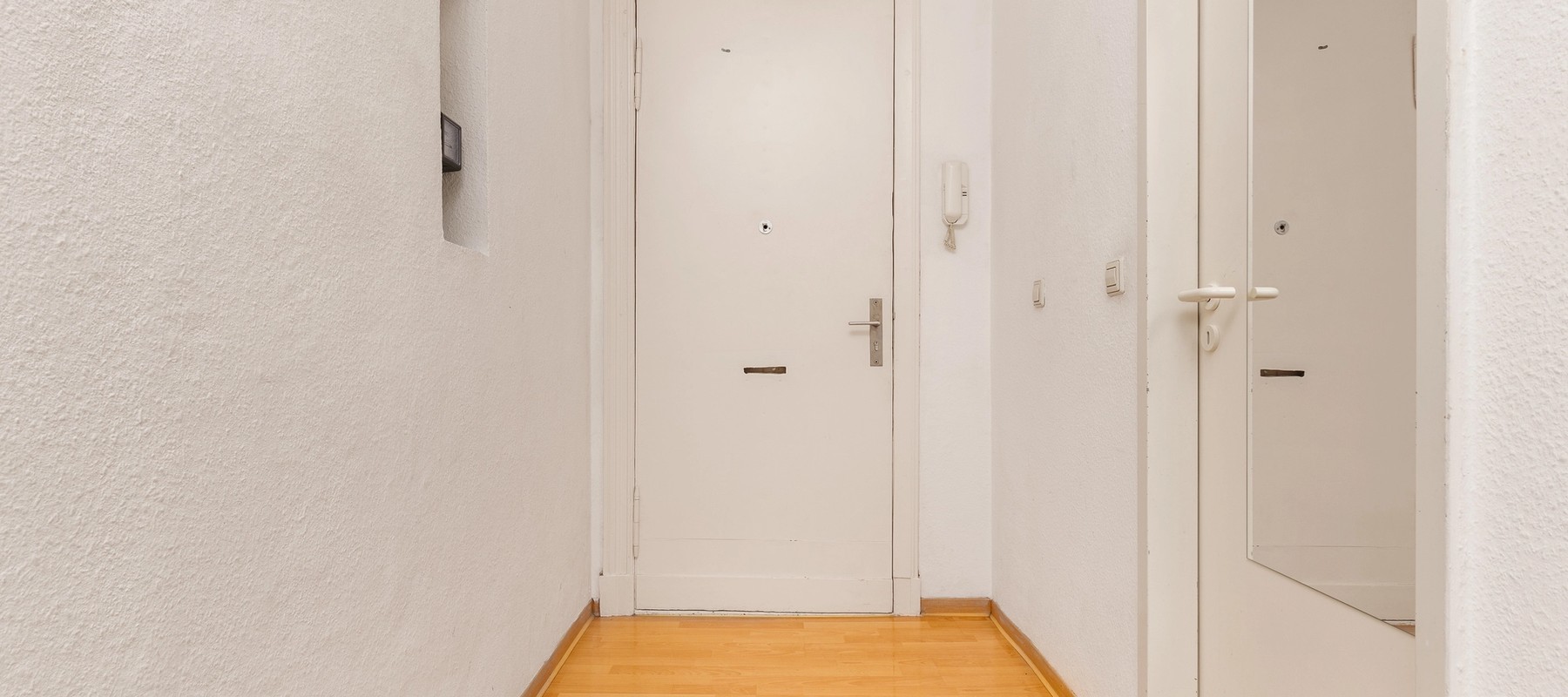 Eingangsbereich mit Gegensprechanlage Eingangsbereich mit Gegensprechanlage