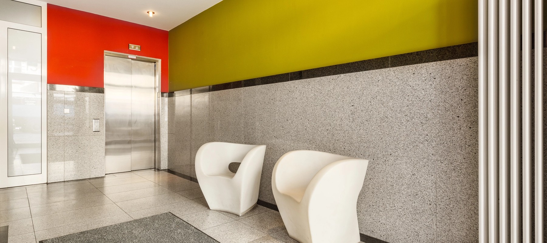 Eingang mit Personenaufzug Eingang mit Personenaufzug