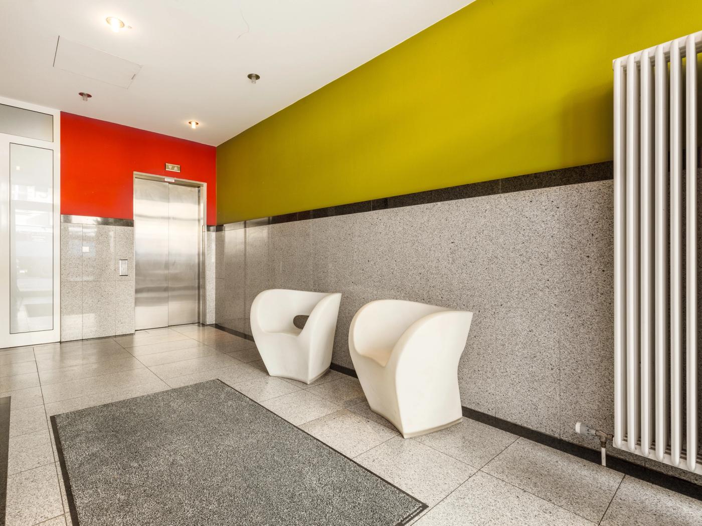 Eingang mit Personenaufzug Eingang mit Personenaufzug