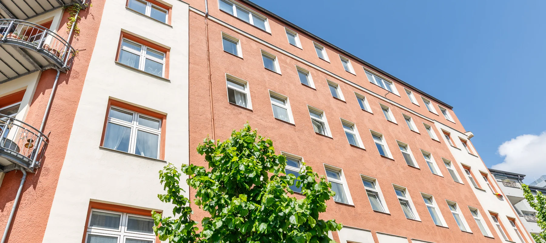 Helle, großzügige Altbauwohnung mit Balkon zwischen Oberbaumbrücke & Badeschiff