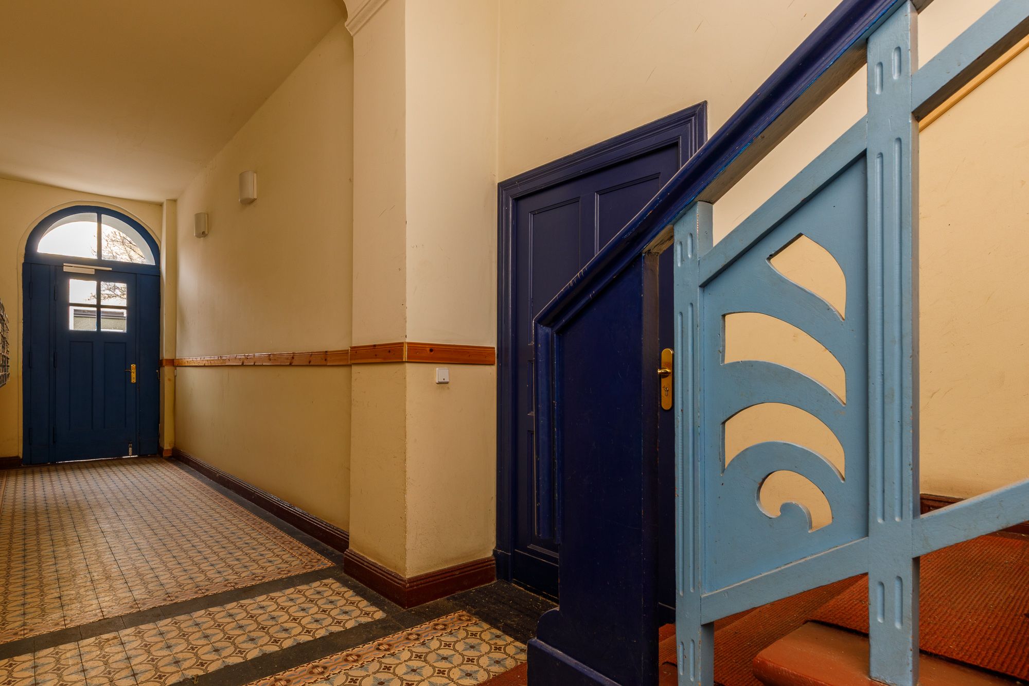 Treppenhaus mit Holztreppe 