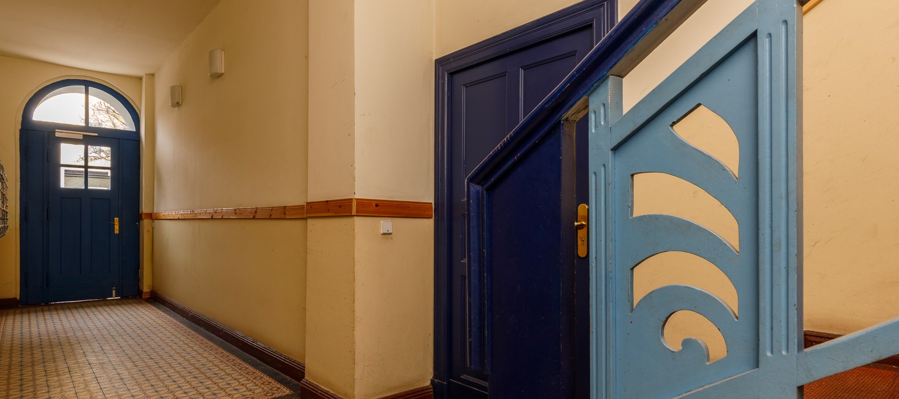 Treppenhaus mit Holztreppe Treppenhaus mit Holztreppe