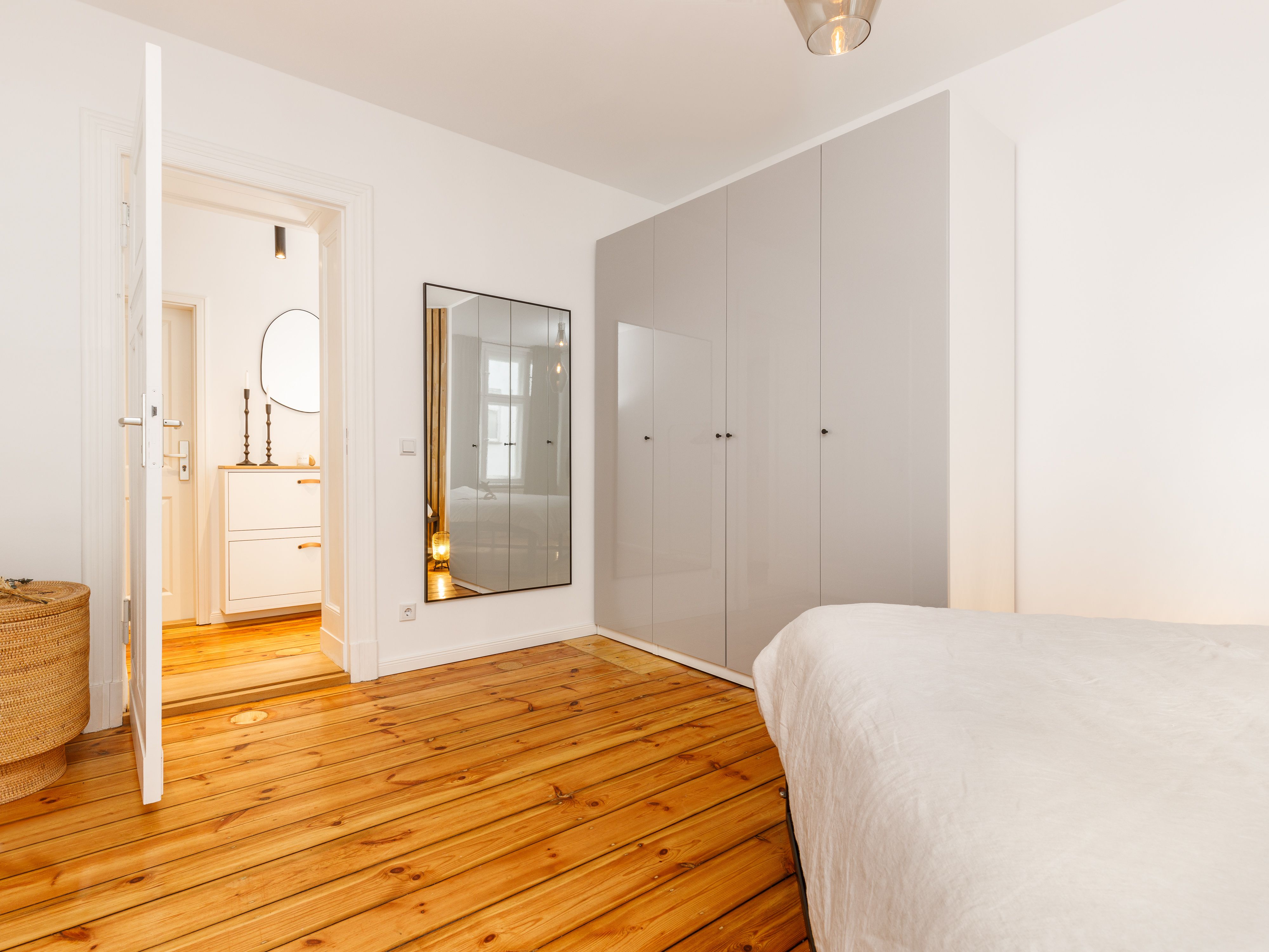 Schlafzimmer mit maßangefertigtem Einbauschrank