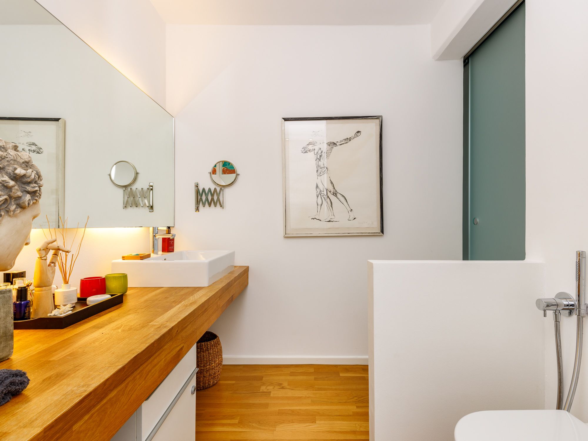 Modernes Bad mit Bidet und Dusche 