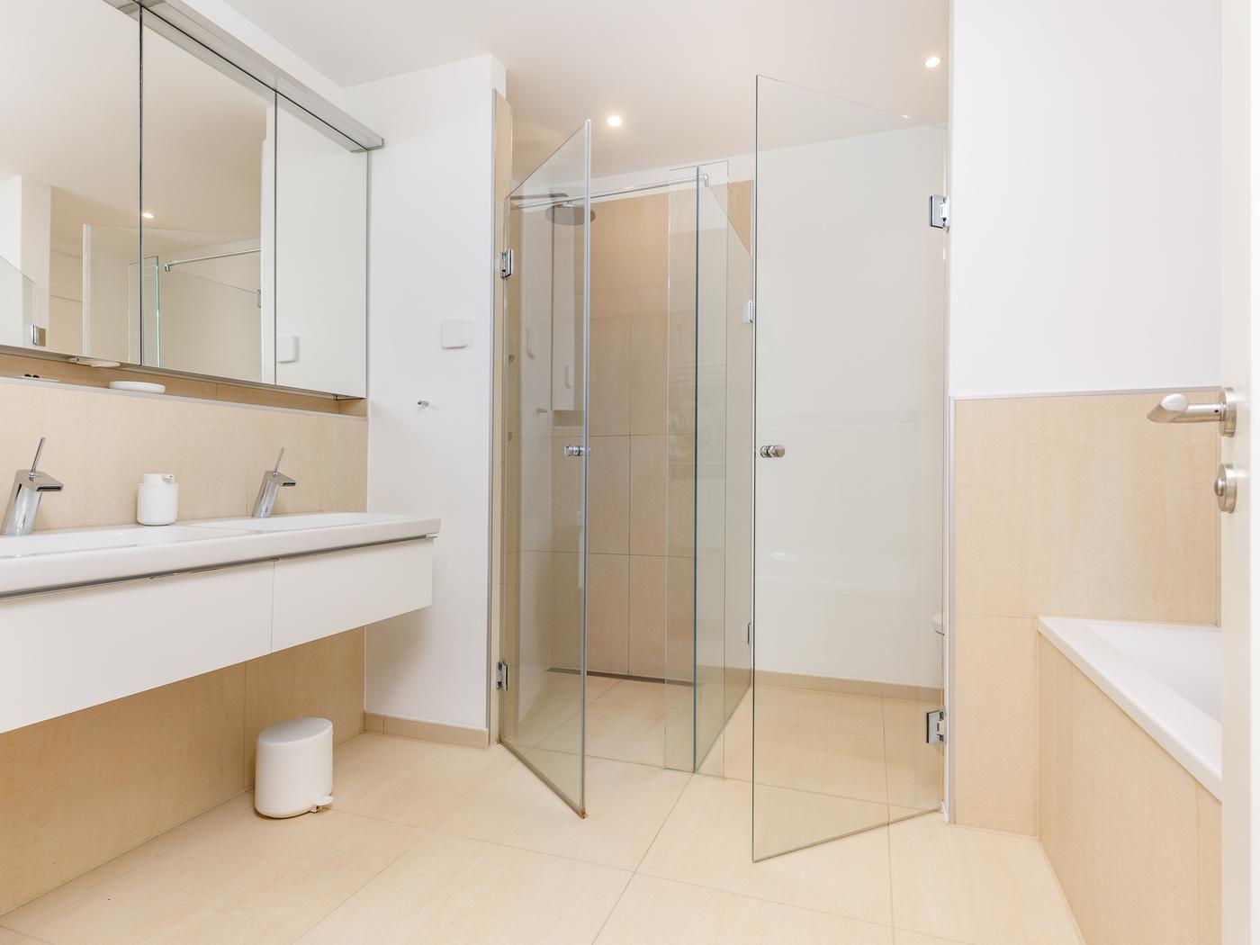 Modernes Vollbad mit walk-in Rainshower und Doppelwaschtisch  Modernes Vollbad mit walk-in Rainshower und Doppelwaschtisch
