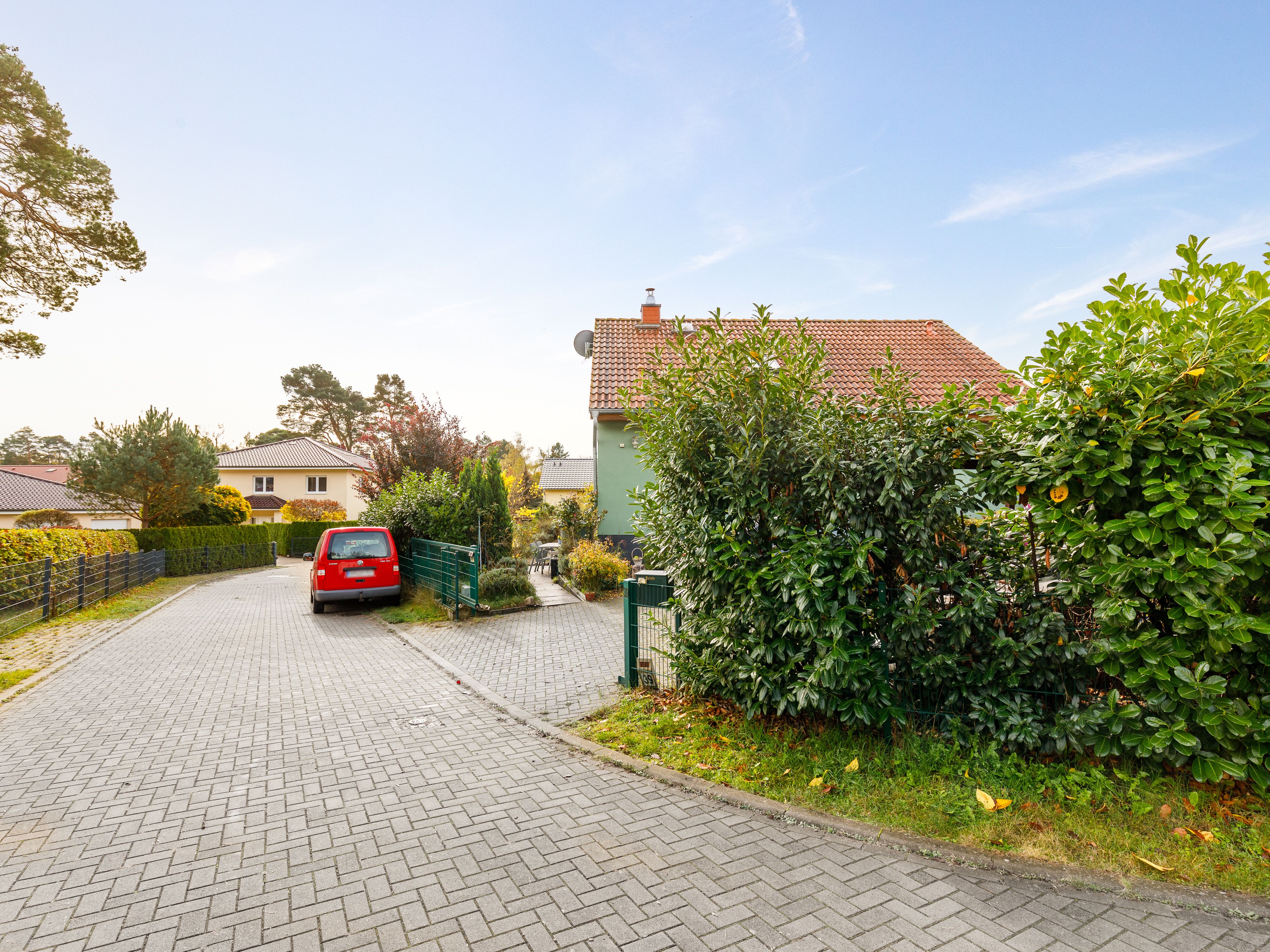 Ruhige Privatstraße mit Zufahrt zum Haus 