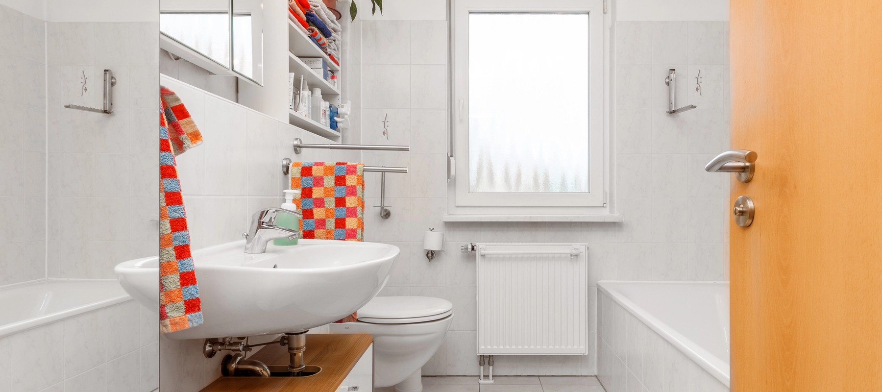 Gepflegtes Vollbad mit Fußbodenheizung Gepflegtes Vollbad mit Fußbodenheizung