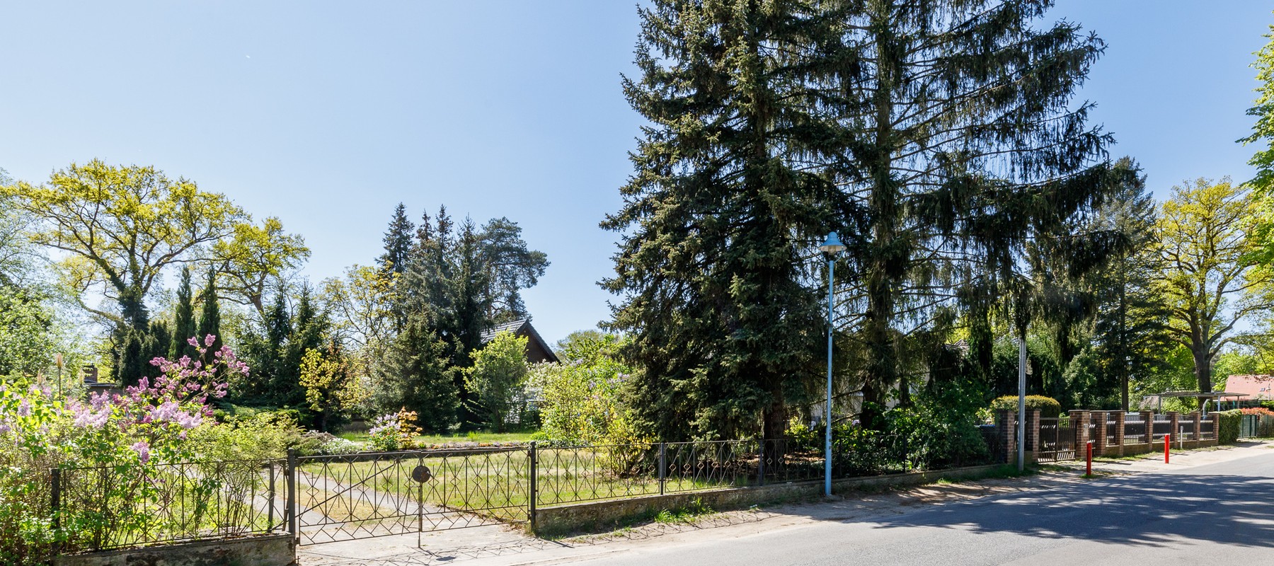 Ansicht der Zufahrt vom Grundstück Ansicht der Zufahrt vom Grundstück