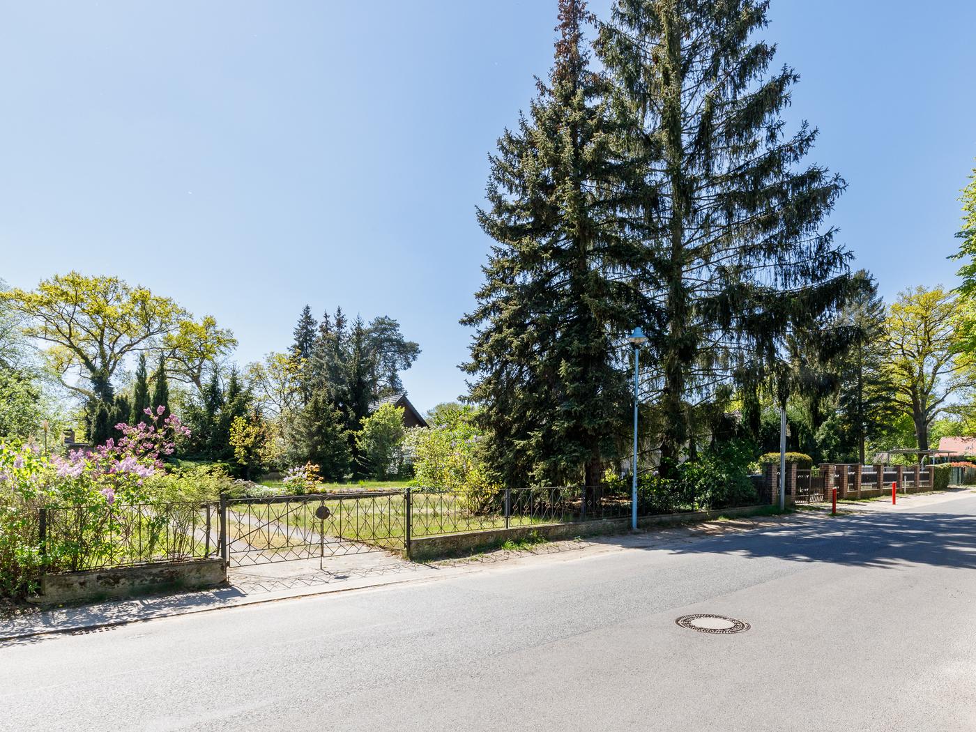 Ansicht der Zufahrt vom Grundstück Ansicht der Zufahrt vom Grundstück