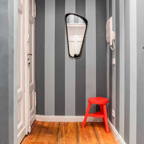 Flur Streifenwand Spiegel Dielenboden