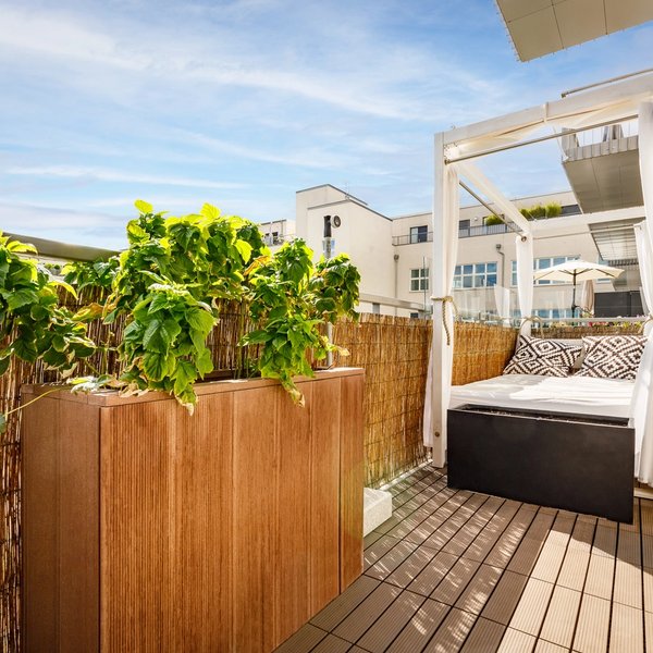 Dachterrasse Sonnenliege Pflanzen Sichtschutz