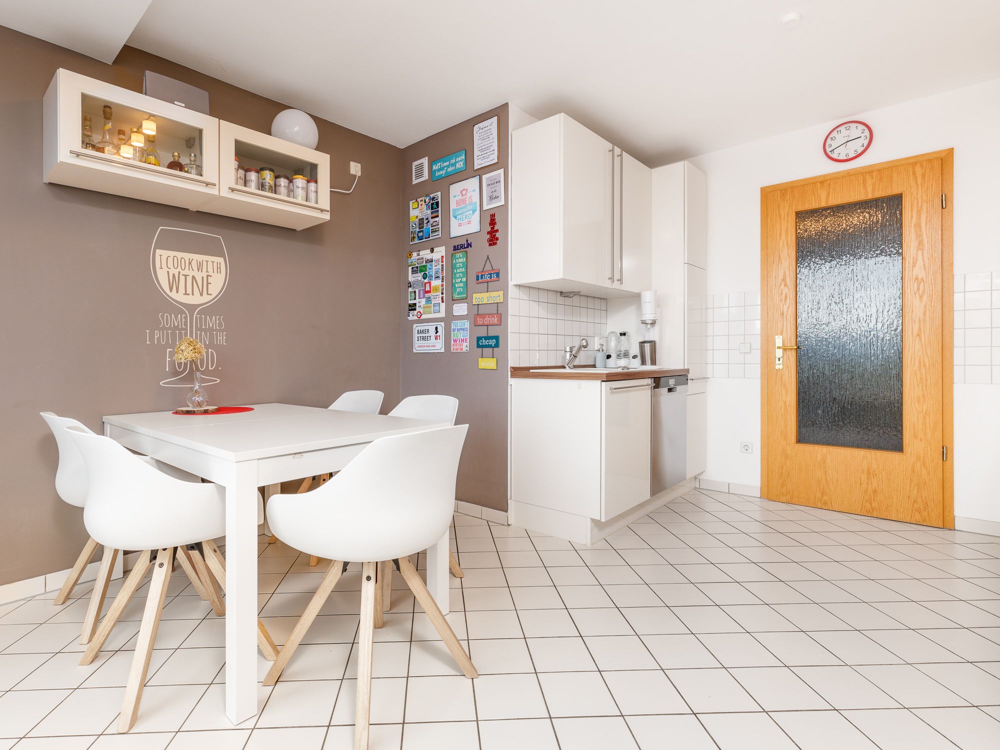 Küchenbereich mit Essecke 