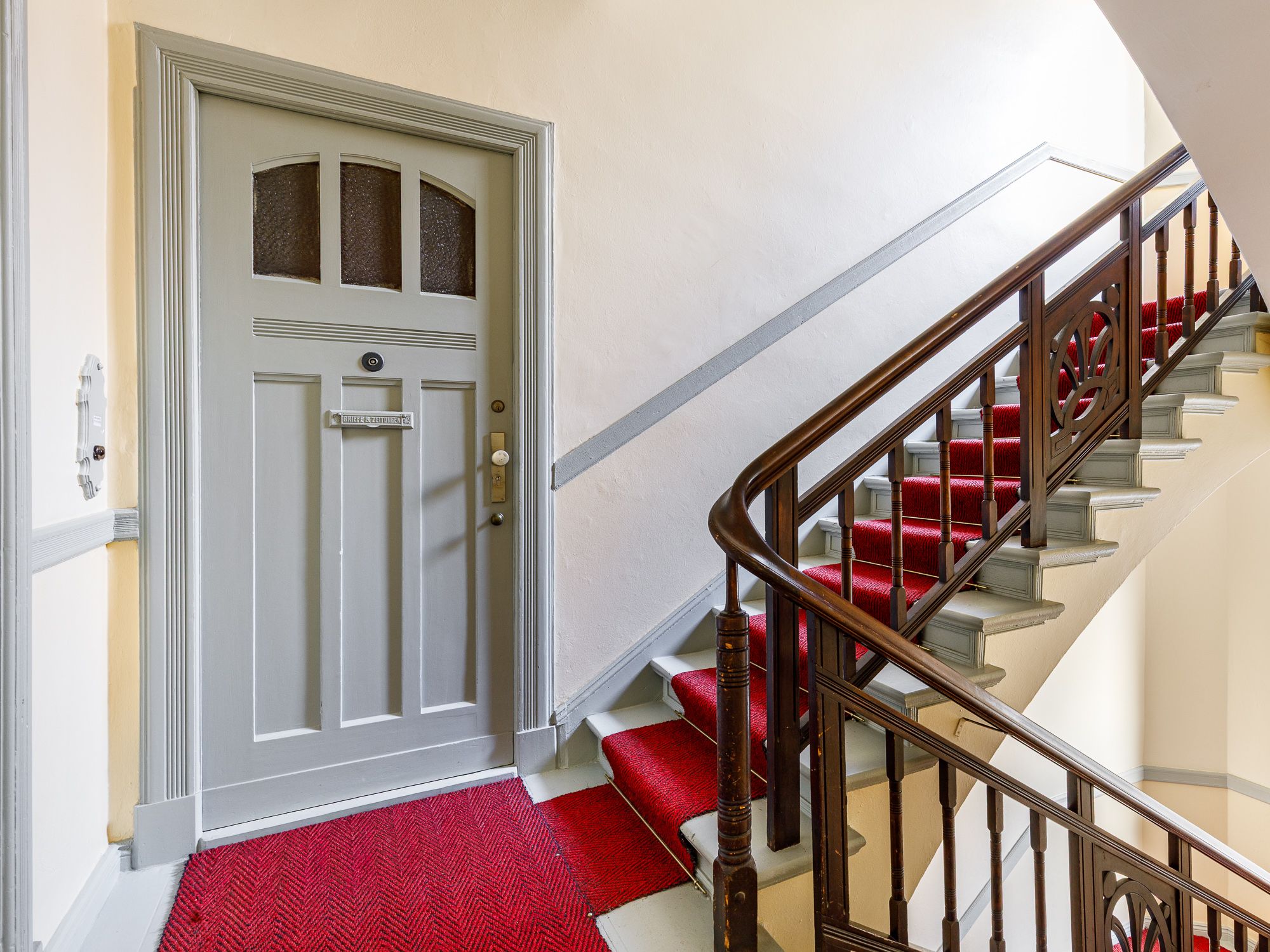 Stilvolles Treppenhaus mit Sisal-Teppich 