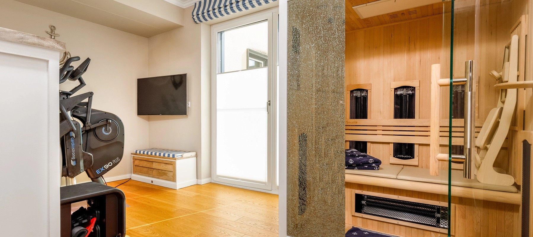 Hochwertige Sauna und Fittnessraum Hochwertige Sauna und Fittnessraum