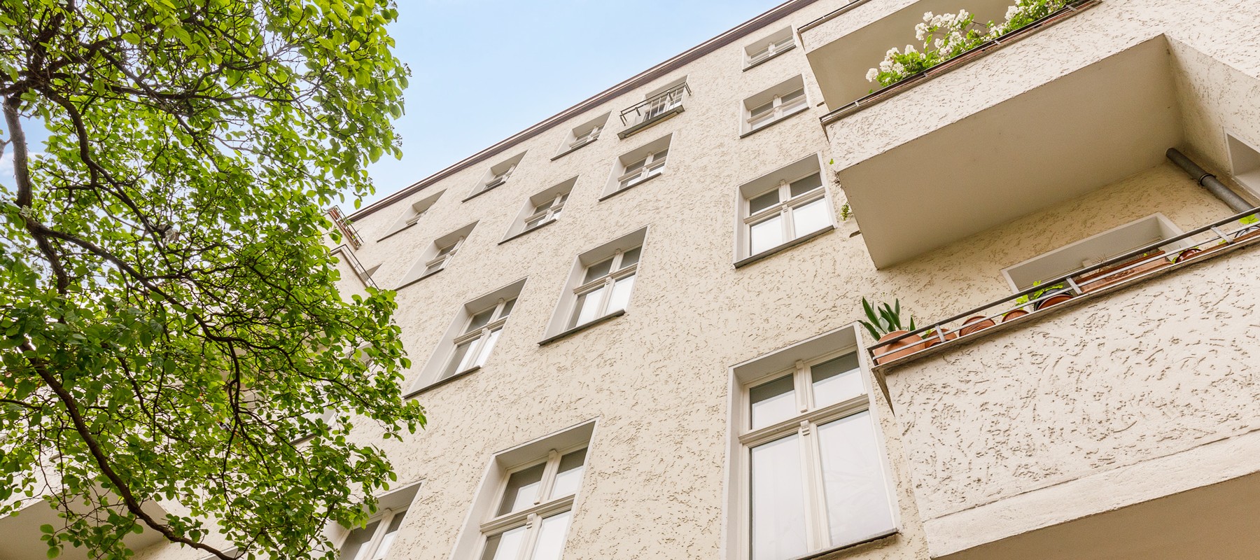 Mehrfamilienhaus mit gepflegter Außenfassade Mehrfamilienhaus mit gepflegter Außenfassade